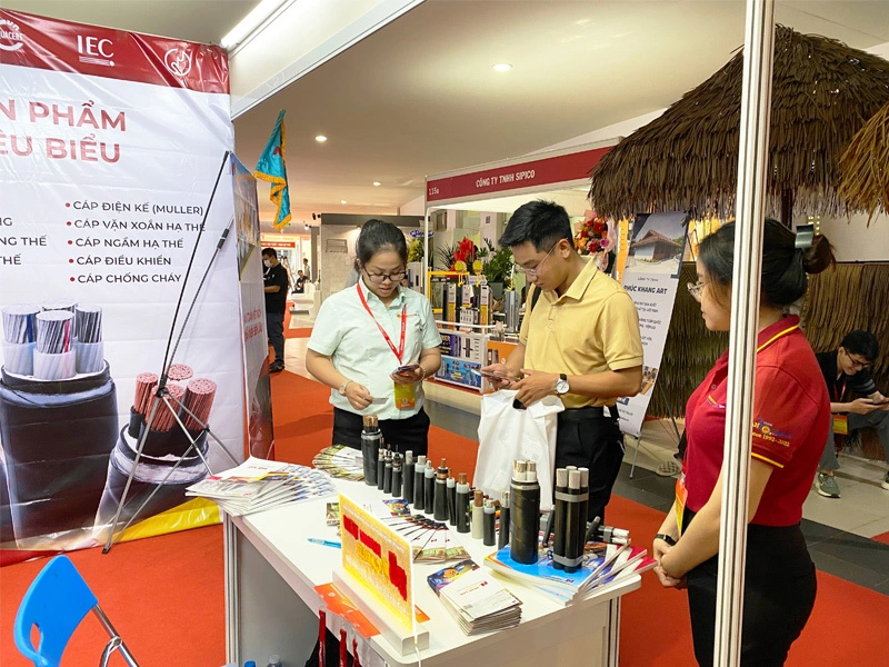 2 Ngoc Lan Cable Employees Advise Customers About Products at Vietbuild 2024
