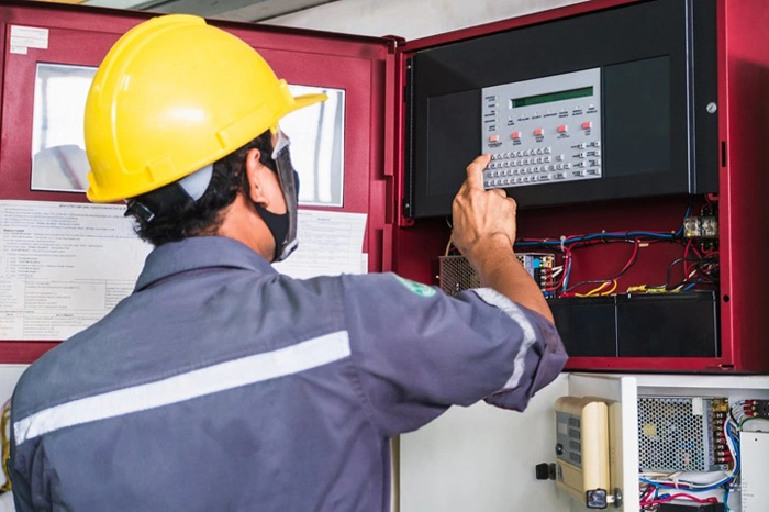 công nhân đang bảo trì thiết bị phòng cháy chữa cháy