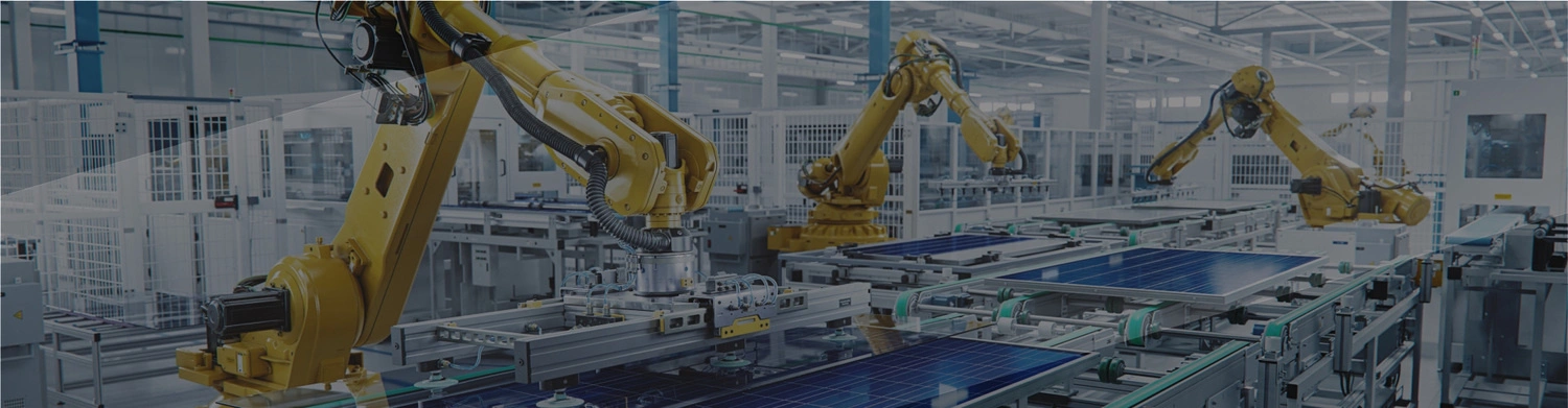 Cánh tay robot sử dụng cáp điều khiển đang lắp đặt tấm pin năng lượng mặt trời trên băng chuyền tự động hóa
