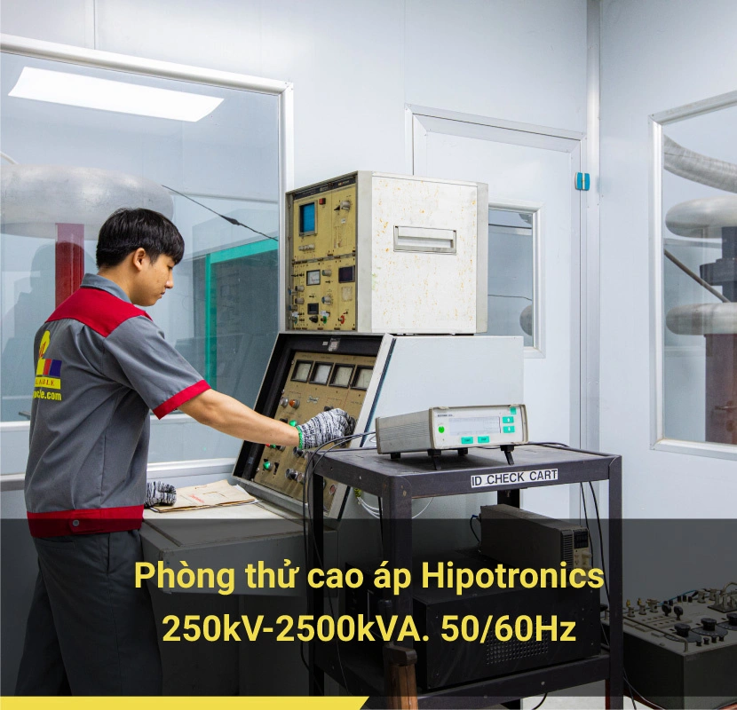 Hình ảnh nhân viên vận hành máy trong phòng thử cao áp Hipotronics