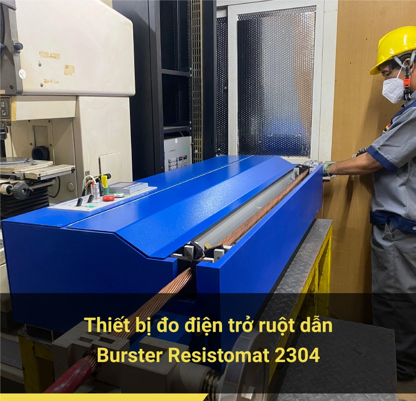 Nhân viên mặc đồ xám xanh nón vàng vận hành thiết bị đo điện trở ruột dẫn tại máy Burster Resistomat 2304