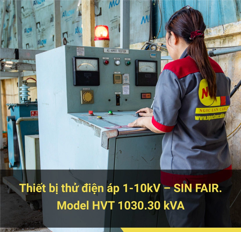 Hình ảnh nhân viên Ngọc Lan Cable mặc áo xám đỏ có logo đang vận hành thiết bị thử điện áp Sin Fair