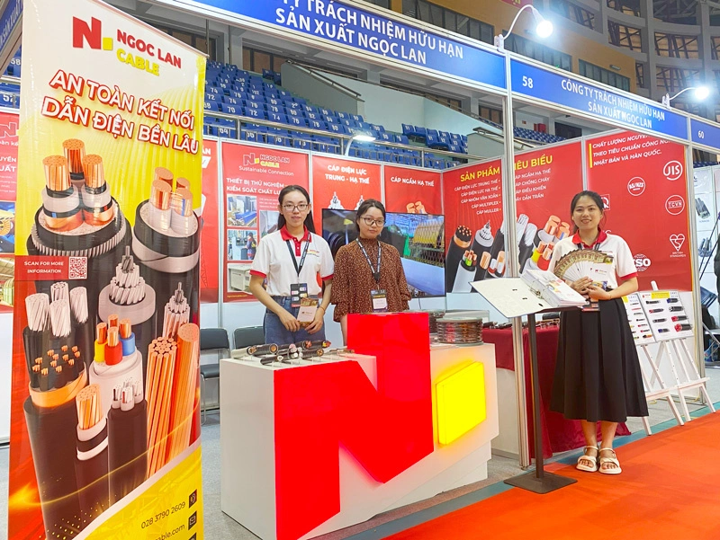 3 nhân viên đang chụp ảnh tại gian hàng Ngoc Lan Cable