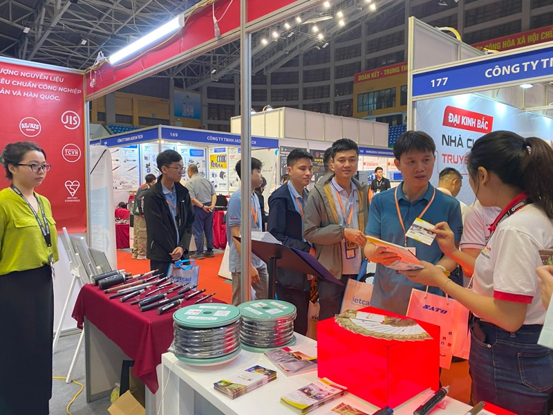 2 nhân viên Ngoc Lan Cable đang tư vấn cho 5 khách hàng tại gian hàng Ngoc Lan Cable
