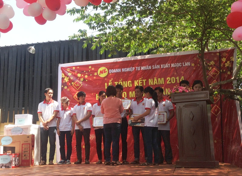 Ban lãnh đạo đang trao bằng khen cho 7 nhân viên Ngoc Lan Cable