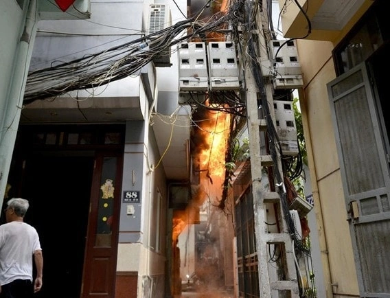 Electrical short circuit occurs due to connecting copper wire with aluminum wire