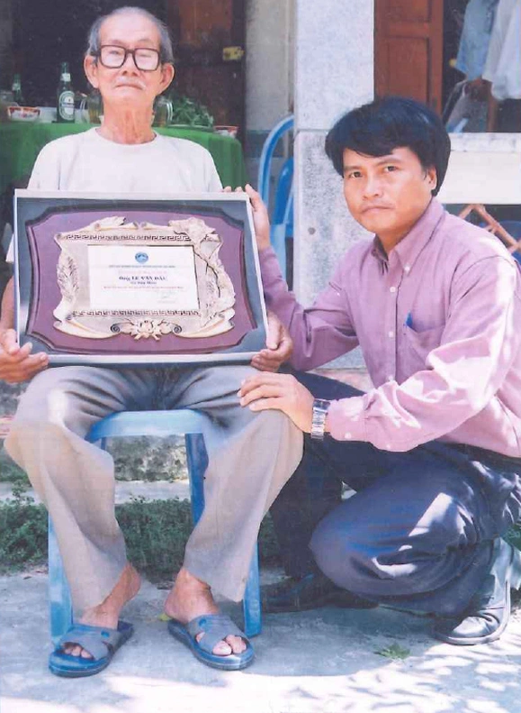 Photo of Mr. Le Van Dau receiving a tribute medal in 2003 from the City's Industry and Commerce Association and the Wire and Cable Association