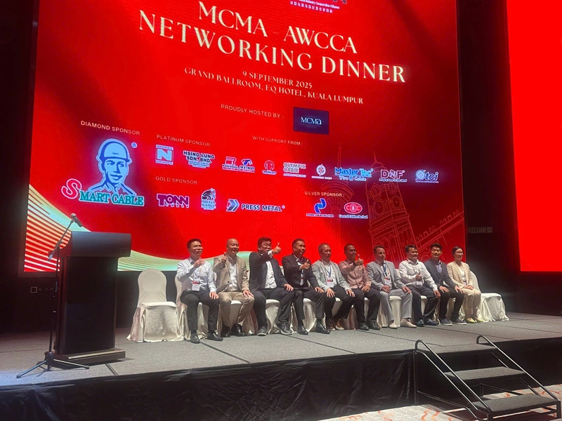 Các thành viên trong hội awcca chụp ảnh cùng nhau trên sân khấu 