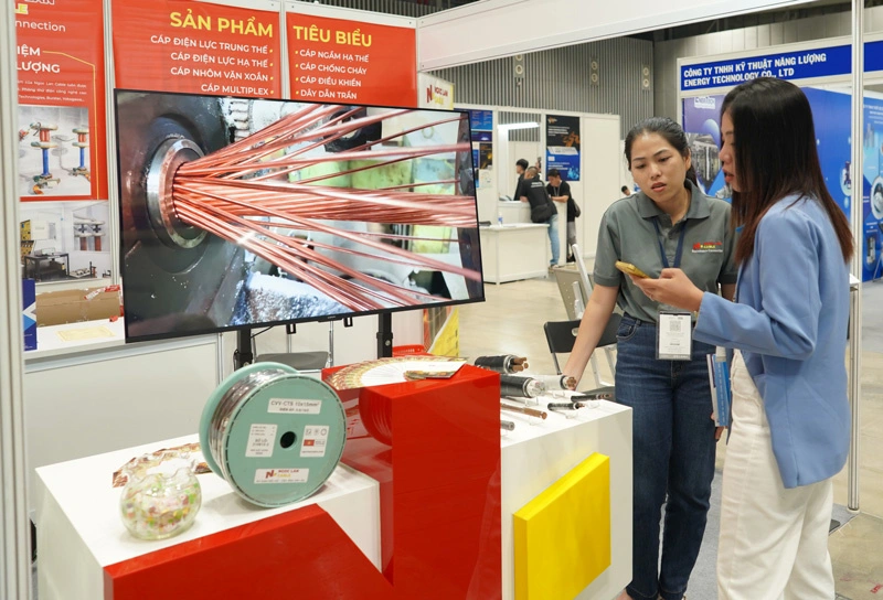 Ngoc Lan Cable Staff Are Consulting Customers At The Booth