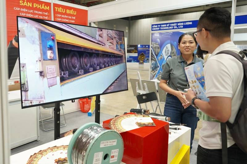 Ngoc Lan Cable Staff Is Consulting A Customer At The Exhibition In Front Of The TV