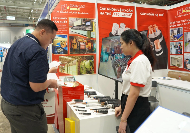 Ngoc Lan Cable Staff Is Consulting A Customer At The Exhibition