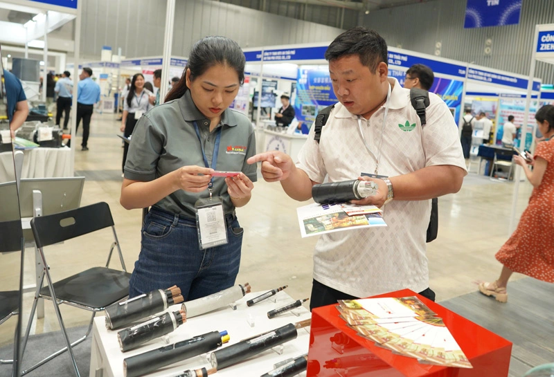 Khách hàng đang đưa thông tin liên hệ cho nhân viên Ngoc Lan Cable