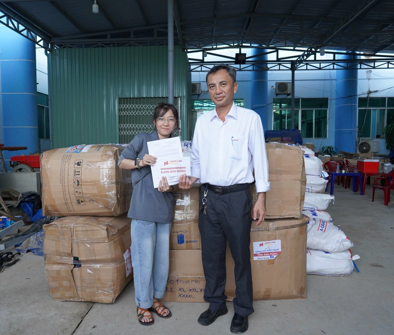 Employees Of Ngoc Lan Cable Presented Envelopes To 2 Representatives Of The Electricity Company