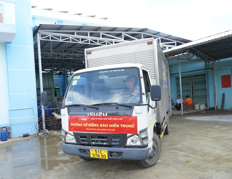 xe tải của Ngoc Lan Cable đang chuẩn bị lên đường đi cứu trợ
