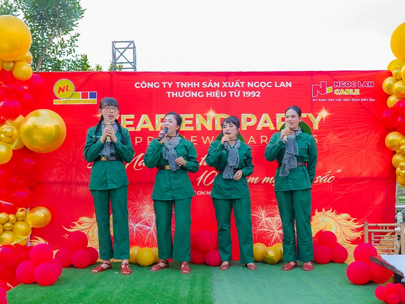 4 người nhân viên đang hát