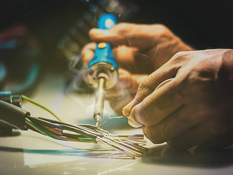 Thợ điện đang hàn mối nối dây điện