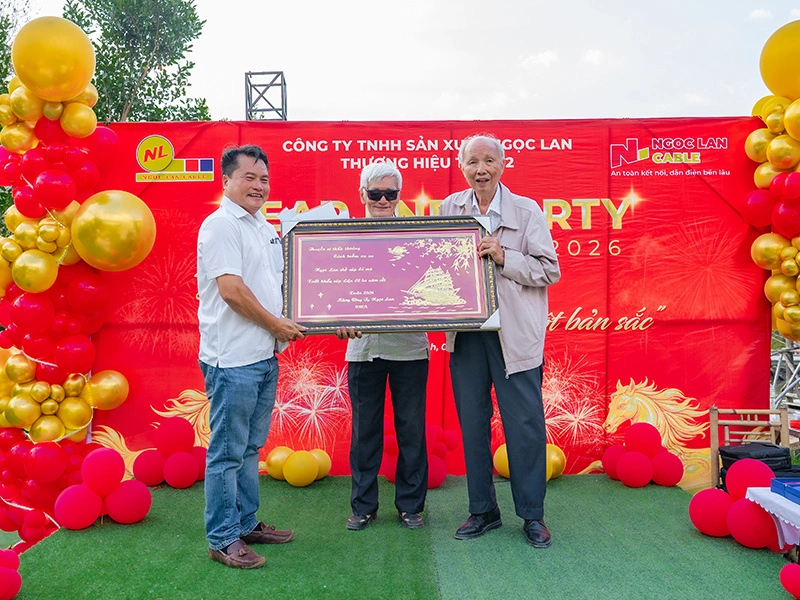 hội dây cáp điện tặng quà cho Ngoc Lan