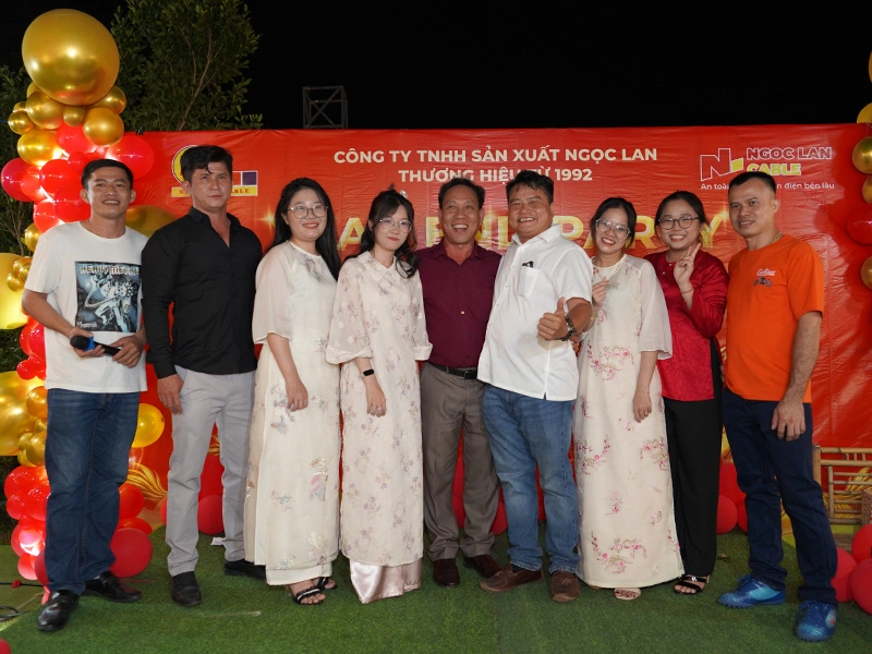 nhân viên ngọc lan chụp hình với lãnh đạo