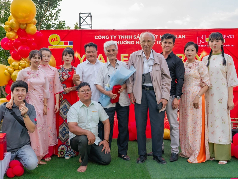 Toàn thể cán bộ nhân viên Ngoc Lan chụp ảnh lưu niệm với 2 thầy