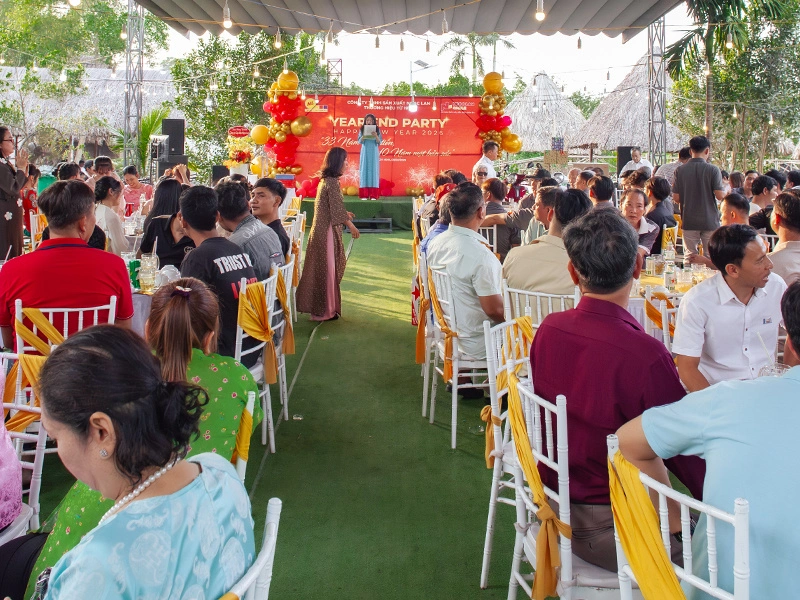 quan cảnh của buổi tiệc tất niên