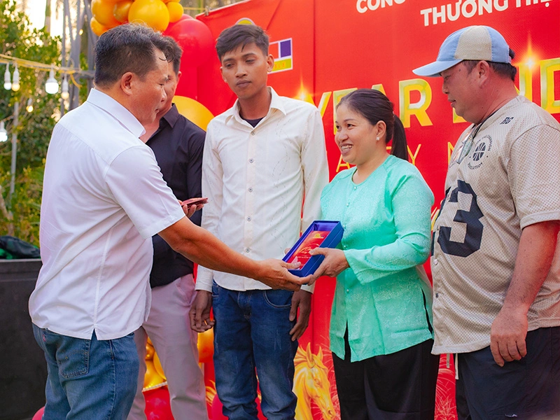 Ban lãnh đạo tặng kỷ niệm chương cho nhân viên gắn bó