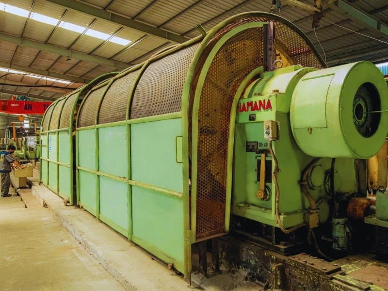 A Hamana cable stranding machine is operated by a worker to produce cables.