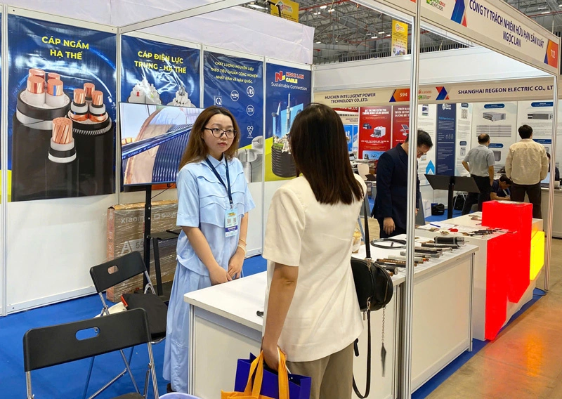 A Ngoc Lan Cable Staff Member Is Consulting With A Customer