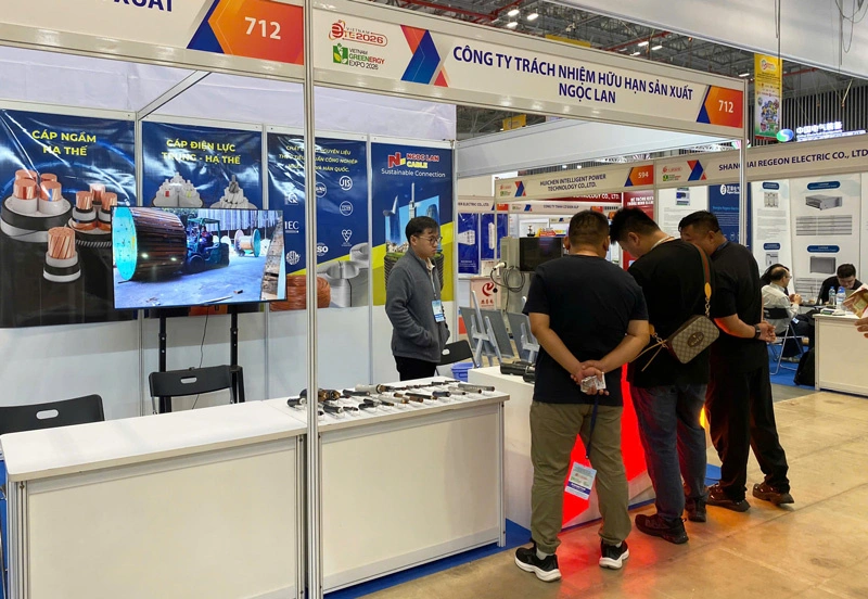 Three Male Visitors And 1 Ngoc Lan Cable Staff Member Are Standing At The Ngoc Lan Cable Booth