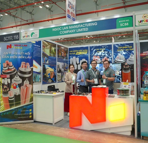 4 Ngoc Lan Cable Employees Are Taking A Photo In Front Of The Booth