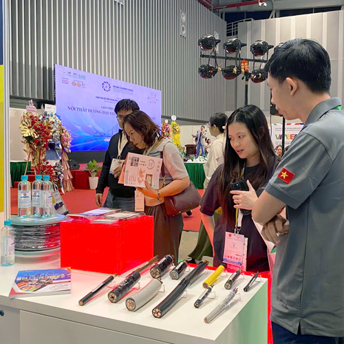 A Ngoc Lan Cable Staff Member Consulting With A Customer